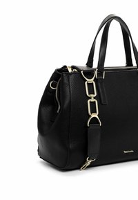Borsa a tracolla in pelle nera testurizzata con hardware dorato, doppi manici superiori e una tracolla staccabile con grandi catene. Chiusura con zip.