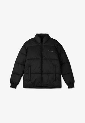 Casaco puffer preto com gola alta, fecho de zip e punhos canelados. Apresenta um padrão costurado e um pequeno logótipo na frente.