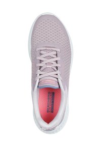 Zapatilla deportiva Skechers color púrpura claro con parte superior de malla, suela blanca, plantilla rosa marcada con "Air Cooled Goga Mat" y cordones atados.