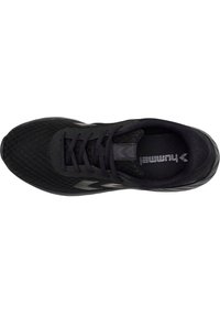 Baskets de sport noires avec dessus en mesh, lacets noirs assortis, col rembourré et semelle intérieure de marque visible à l'intérieur de la chaussure.