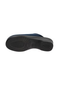 Scarpa blu navy con una superficie testurizzata, dotata di una suola in gomma nera con scanalature per la trazione e dalla forma arrotondata.