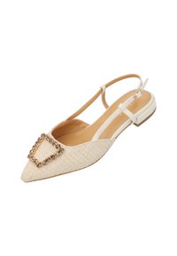 Zapato slingback de punta afilada hecho de material tejido beige, con un acento decorativo de rhinestone cuadrado en la punta y un tacón plano.