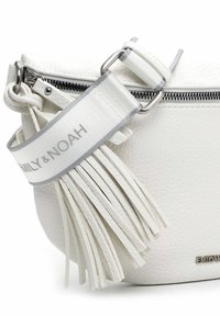 Bílá kožená crossbody taška se stříbrným zipem, třásněmi a popruhem s tištěným logem a šedým detailem. S texturovaným povrchem.