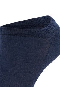 Navy-Ankle-Socken mit geripptem Bündchen und glatter Textur, einem leicht durchscheinenden Körper und verstärktem Fersenbereich für Langlebigkeit.