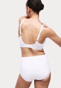 Witte bh en set met hoge taille ondergoed. Zacht materiaal, verstelbare banden met gouden accenten, naadloos ontwerp en een soepele textuur.