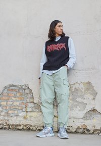 Nike Sportswear REACT VISION - Sapatilhas - light smoke grey/university red