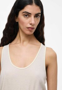 Rouge Edit RUNDHALS - Tops - super light natural melan