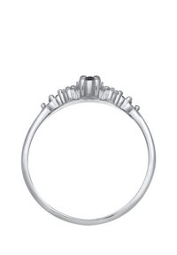 Zilveren ring met een centrale zwarte steen, voorzien van meerdere kleinere stenen die langs de band zijn geplaatst, wat een gestructureerde, gelaagde uitstraling creëert.