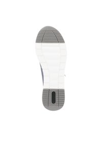 Semelle des chaussures présentant un design en caoutchouc texturé gris avec une semelle intermédiaire blanche. Comprend le nom de la marque "remonte" embossé dans la zone du talon.