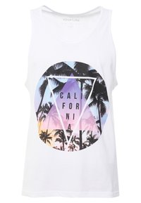 Canotta bianca in cotone con una stampa grafica di un triangolo con la scritta "CALIFORNIA", palme e uno sfondo di un tramonto colorato.