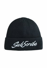 Cappello di maglia nera con una texture a costine e orlo risvoltato. Presenta un testo ricamato bianco che legge "Sub5cribe."