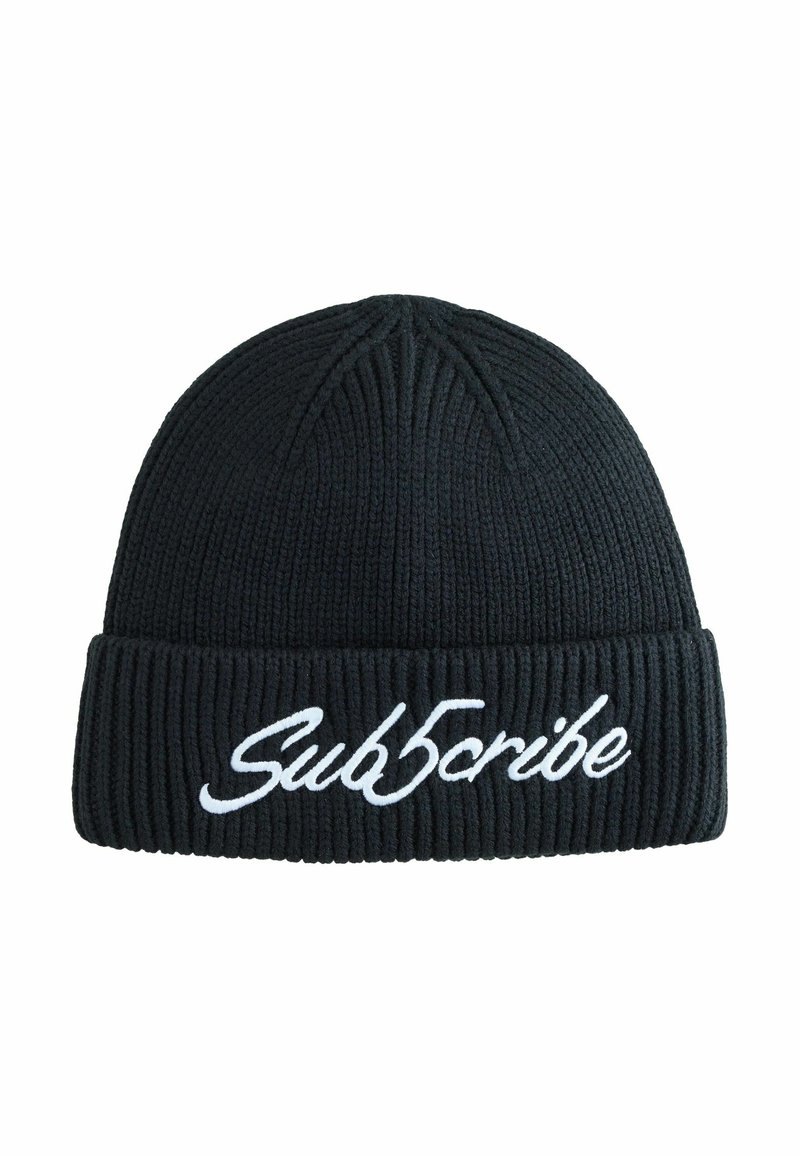 Cappello di maglia nera con una texture a costine e orlo risvoltato. Presenta un testo ricamato bianco che legge "Sub5cribe."