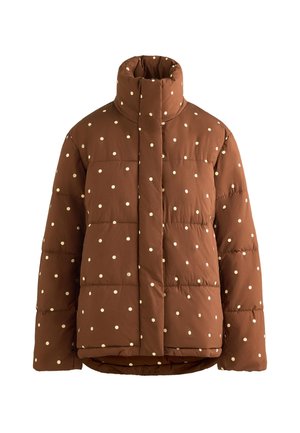 Hnedá prešívaná bunda s vysokým golierom a bielymi bodkami, predný zips skrytý pod klopou, dlhé rukávy a mierne zaoblený spodný lem.