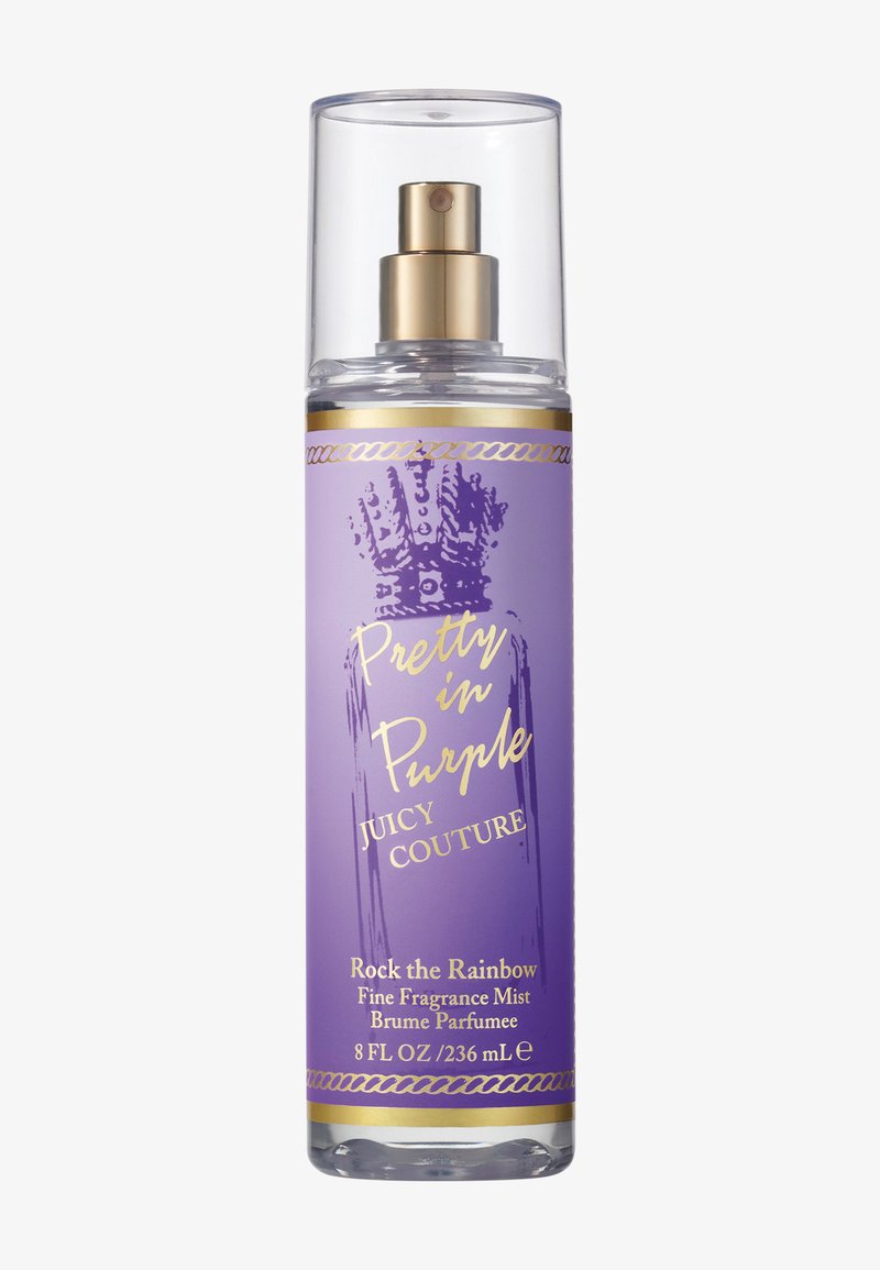 Lila Flasche aus transparentem Kunststoff mit einem goldenen Sprühkopf. Sie trägt die Aufschrift "Pretty in Purple" in goldener Schrift und dekorativen Akzenten.