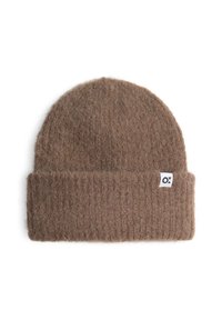 Braune Wollmütze mit einem strukturierten Rippenbündchen, abgerundetem Oberteil und einem kleinen weißen Etikett mit einem Logo. Weicher, warmer Eindruck.