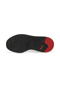 Suela de zapato de goma negra con acentos rojos. Presenta patrones texturizados para agarre y tracción, incluidos diseños en zigzag y puntos.