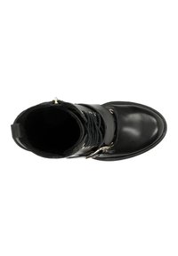 Stivale alla caviglia nero in pelle liscia con fodera in pelliccia ecologica, caratterizzato da fibbie decorative, lacci e un design a punta rotonda.