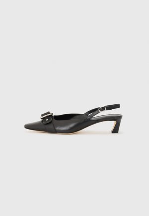 Schwarzer Leder Slingback-Schuh mit spitzer Zehenform, kleinem Absatz und dekorativem Schnallen-Detail auf dem Obermaterial. Glatte Textur, minimalistisches Design.