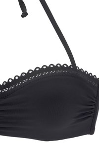 Črn bikini zgornji del z gladko teksturo, ki ima valovite robove in izrezane vzorce na vrhu. Nastavljive naramnice za prilagodljivo prileganje.