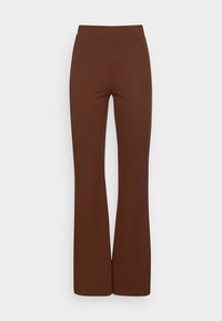 Pantalons évasés marron en tissu doux et extensible. Dotés d'une taille haute et d'une texture lisse. Pas de poches visibles ni d'embellissements.