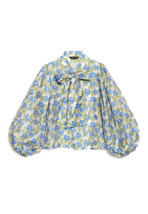 Blouse à manches longues avec manches bouffantes, encolure nouée, et motif floral bleu sur tissu blanc.