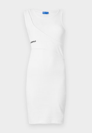 Hvit ermeløs kjole laget av ribbestrikket stoff, med en tettsittende design og en asymmetrisk frontpanel. Inkluderer svart logotekst.