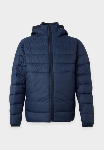 Veste matelassée bleu marine avec fermeture éclair à l’avant et capuche, présentant des coutures matelassées horizontales et des manches longues.