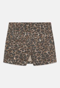 Džínové šortky s hnedo-čiernym leopardím vzorom, s stredným pásom, dvoma zadnými vreckami a mierne strapatým lemom.