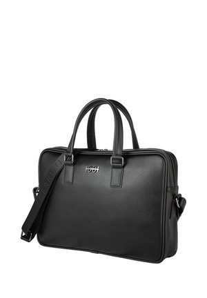 Zwarte leren aktetas met dubbele handgrepen, afneembare schouderriem en zilveren merklogo aan de voorkant, afgebeeld tegen een witte achtergrond.