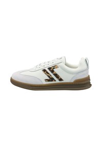 Sneaker bianca a basso profilo con suola in gomma marrone, design ad freccia con stampa leopardata sui lati, lacci bianchi e dettagli in suede sulla punta e sul tallone.