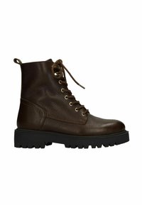 Bottines en cuir marron avec une surface texturée, dotées d'œillets en métal, de lacets ronds et d'une semelle noire robuste avec des crampons.