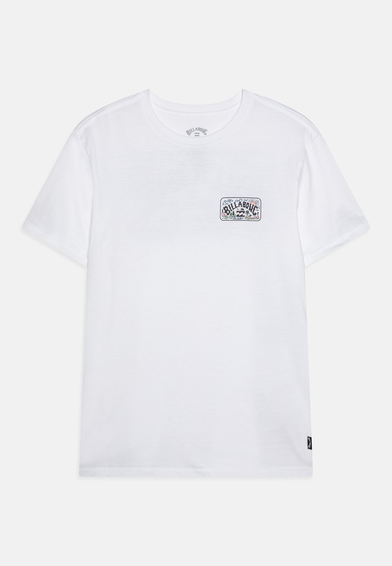 Weiße Baumwoll-T-Shirt mit kurzen Ärmeln, Rundhalsausschnitt, kleinem bunten Logopatch auf der linken Brust und geradem Saum.
