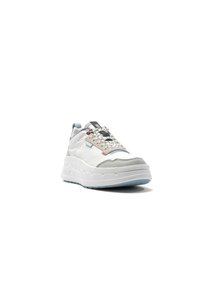 La chaussure présente un dessus en synthétique blanc avec des accents gris, une semelle en caoutchouc texturée, des lacets plats et des détails colorés sur la languette et sur les côtés.