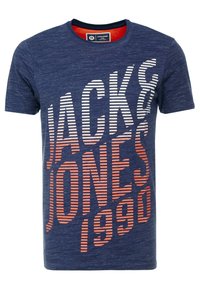 Námořnická modrá krátkozraká tričko s velkým diagonálním textem "Jack & Jones 1990" v bílé a oranžové pruhované vzoru.