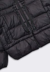 Giubbotto puffo nero con texture trapuntata, dotato di due tasche con zip e zip nere a contrasto. Il materiale sembra sintetico e leggero.