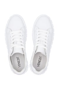 Weiße Sneaker mit einem glatten Lederobermaterial, runder Zehenpartie und strukturiertem Gummisohle. Verfügt über eine traditionelle Schnürung und Branding im Inneren.