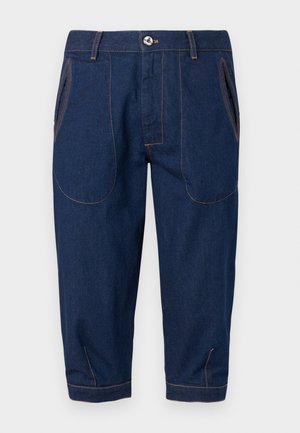 Pantaloni din denim albastru închis, cu cusături decorative, buzunare frontale, lungime scurtă și închidere la talie cu nasturi. Textură netedă, design casual.