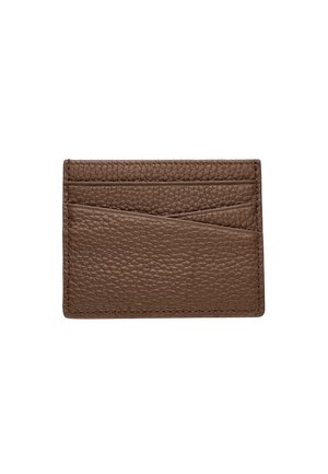 Brun tekstureret læderkortholder med flere korthylstre og skråt frontlomme for nem adgang, sat mod en hvid baggrund.