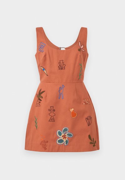 Robe sans manches couleur rouille avec encolure dégagée, ornée de patchs brodés abstraits et floraux colorés sur le devant.