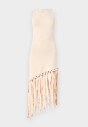 Rukávový šaty z ľahkej béžovej tkaniny, s frindžovými akcentmi a radom perál pozdĺž lemu, s asymetrickým strihom.