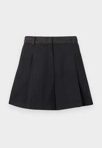 Zwarte geplooide mini-jurk met tailleband en riemlussen, met een voorclosure die verborgen is achter een klep, weergegeven op een witte achtergrond.