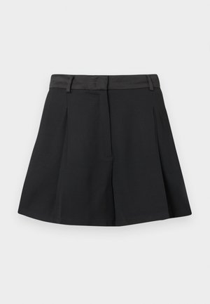 Černá plisovaná mini sukně s pasem a poutky na opasek, s předním zapínáním skrytým pod klopou, vystavená na bílém pozadí.