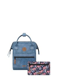 Blauer Rucksack mit glatter Textur, ausgestattet mit einer vorderen Reißverschlusstasche und einem runden Logopatch. Enthält eine passende Tasche mit floralen Mustern.