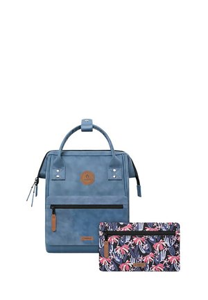 Blauer Rucksack mit glatter Textur, ausgestattet mit einer vorderen Reißverschlusstasche und einem runden Logopatch. Enthält eine passende Tasche mit floralen Mustern.
