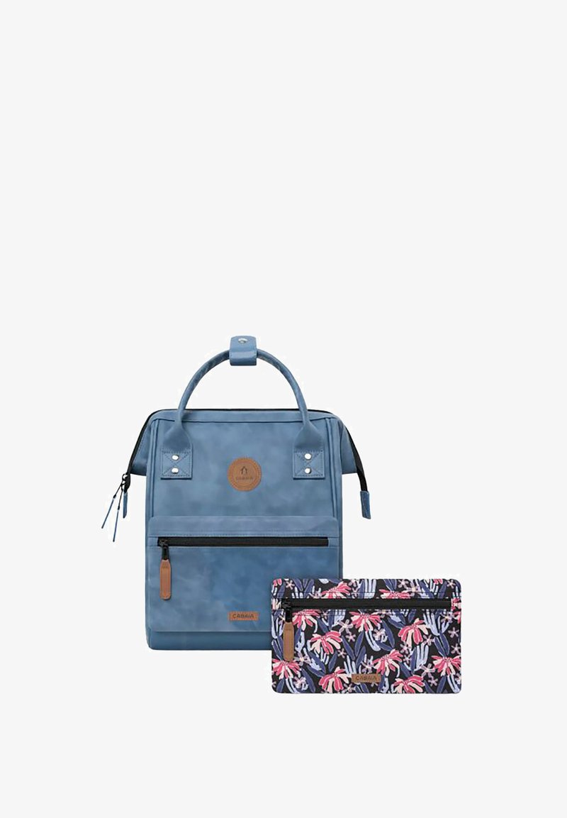 Blauer Rucksack mit glatter Textur, ausgestattet mit einer vorderen Reißverschlusstasche und einem runden Logopatch. Enthält eine passende Tasche mit floralen Mustern.