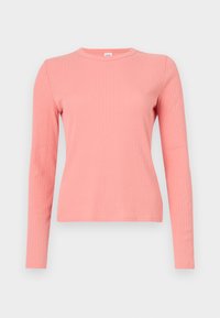 Maglietta a maniche lunghe in maglia a coste di un morbido corallo. Presenta un collo rotondo e una silhouette aderente, con una texture liscia e un design minimalista.