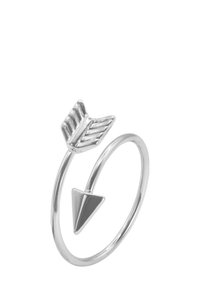 Sølvjusterbar ring med en pildesign som har noterte fjærdetaljer og en spiss tupp, som viser en jevn, polert metallfinish.