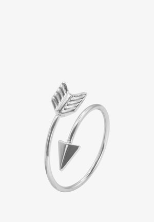 Anello regolabile in argento con design a freccia, dettagli in piuma intagliati e punta appuntita, che mostra una finitura metallica liscia e lucida.