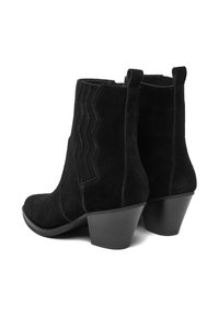 Czarne zamszowe botki za kostkę z zwężającym się obcasem, z zygzakowym wzorem po bokach i pętlami do łatwego zakładania.