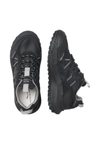 Sneaker nere realizzate con un mix di materiale scamosciato e mesh, con una suola chunky, lacci spessi e accenti di cucitura bianca a contrasto.
